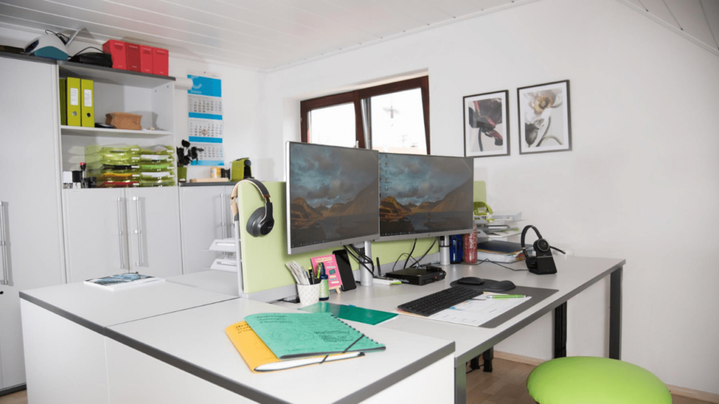 Schreibtisch in einem Büro bei Haag